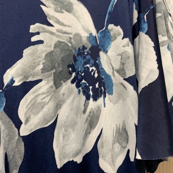 Venus Floral Blouse - Picture 12 of 15